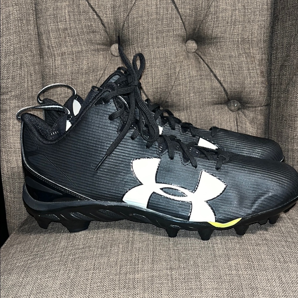 Under Armour Spine football cleat men's 13.5 new without tags